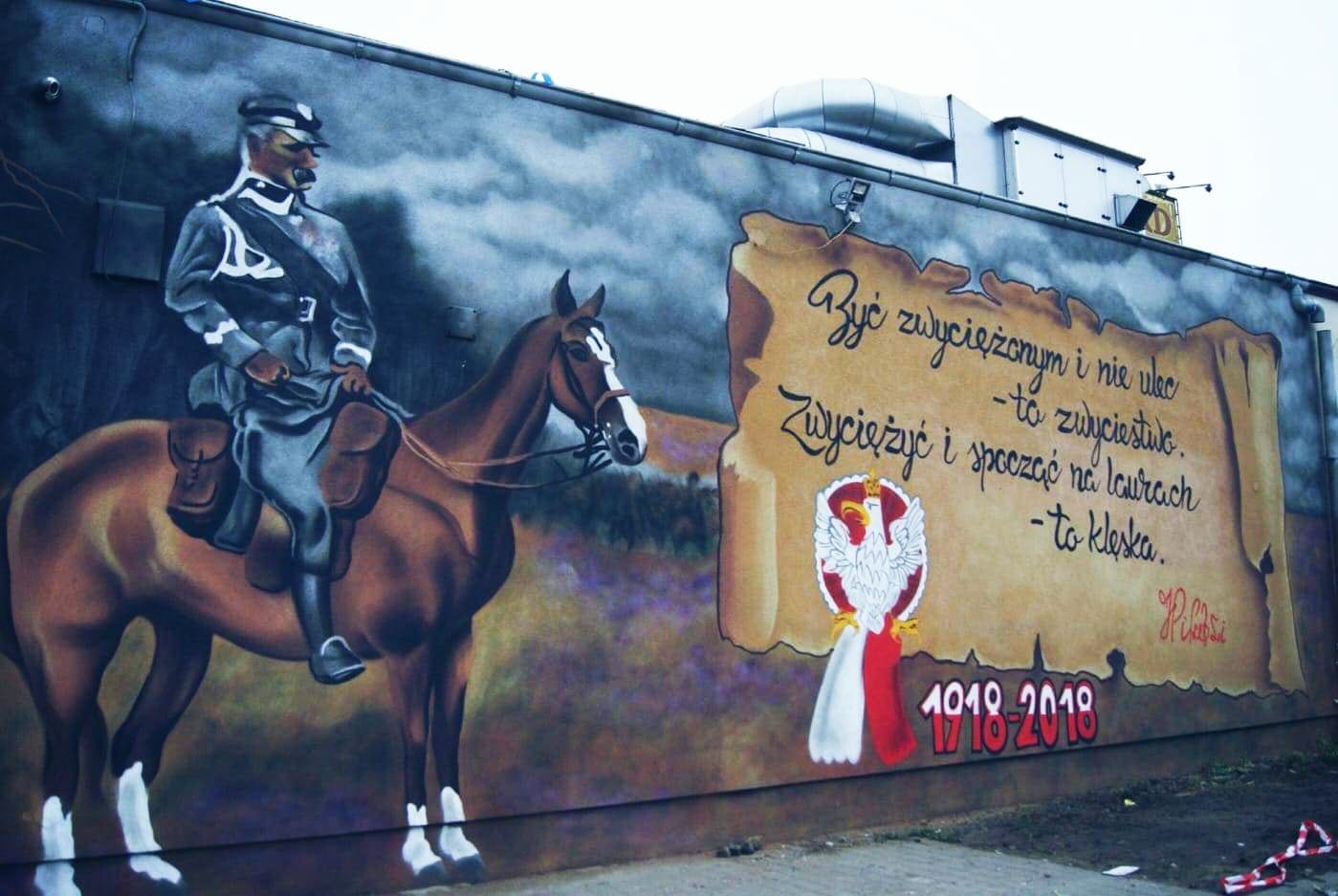 Mural niepodległościowy przy dworcu w Rumi