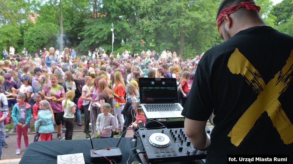 W sobotę (1 czerwca) setki mieszkańców uczestniczyły w kolorowej imprezie przy scenie Letniej MDK Rumia, wspólnie wyrzucając proszki Holi i bawiąc się przy muzyce granej na żywo przez DJa. Na miejscu można było także kupić watę cukrową i granity. 