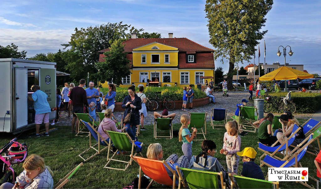Letni house i zimne i lody powrócą w tym roku do Parku Starowiejskiego w Rumi! Co więcej, Miejski Dom Kultury, zachęcony pozytywnym odbiorem wydarzenia przez mieszkańców w 2018 roku, zdecydował się rozbudować nieco imprezę i zwiększyć ilość eventów z dwóch do czterech. 🙂