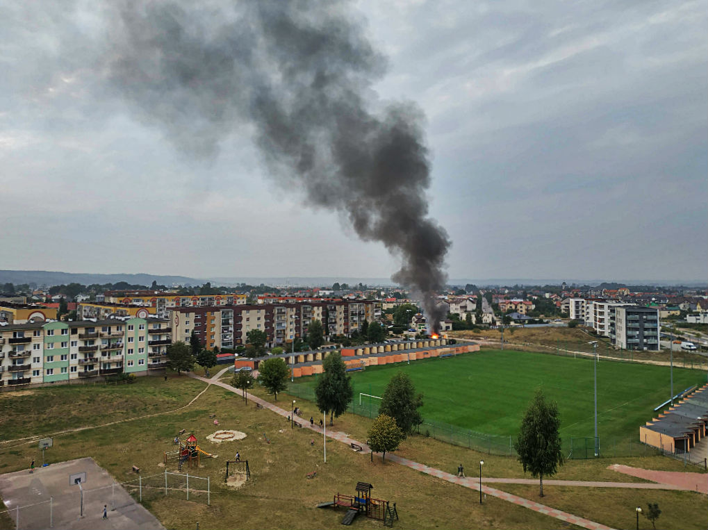 Pożar w Janowie. Gęsty dym unosił się na kilkadziesiąt metrów.