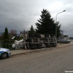 Wypadek w Rumi ul Dzialkowcow. Przewrocona betoniarka, piatek (11.10.2019 r.), w okolicach ogródków działkowych w Rumi.