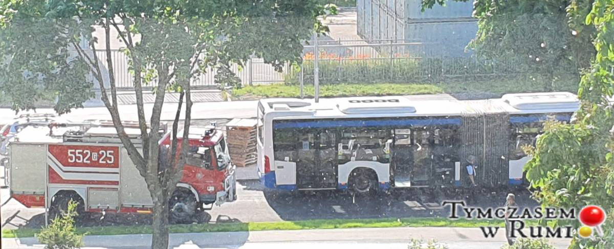 Wypadek z udziałem autobusu na ul. Pomorskiej w Rumi