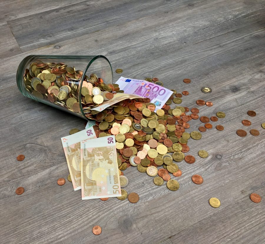 “Duże” pieniądze znalezione w CH Auchan. 😮 Policja ma problem