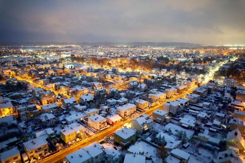 Tak wygląda zaśnieżona Rumia w nocy! Przepiękne, bajkowe ujęcia z drona!