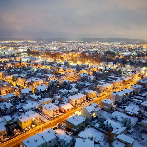 Tak wygląda zaśnieżona Rumia w nocy! Przepiękne, bajkowe ujęcia z drona!
