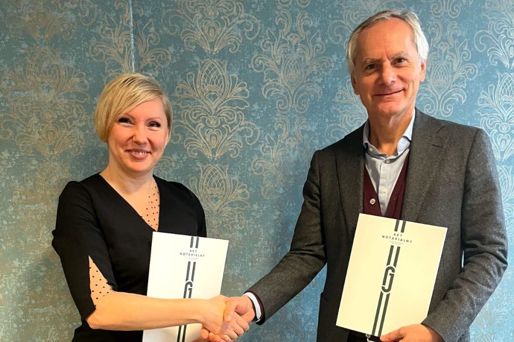 Agnieszka Rodak (Prezes spółki Rumia Invest Park) oraz Ryszard Brożyna (Prezes Zarządu Invest Metal) podczas podpisania umowy, 23.11.2022 r. 