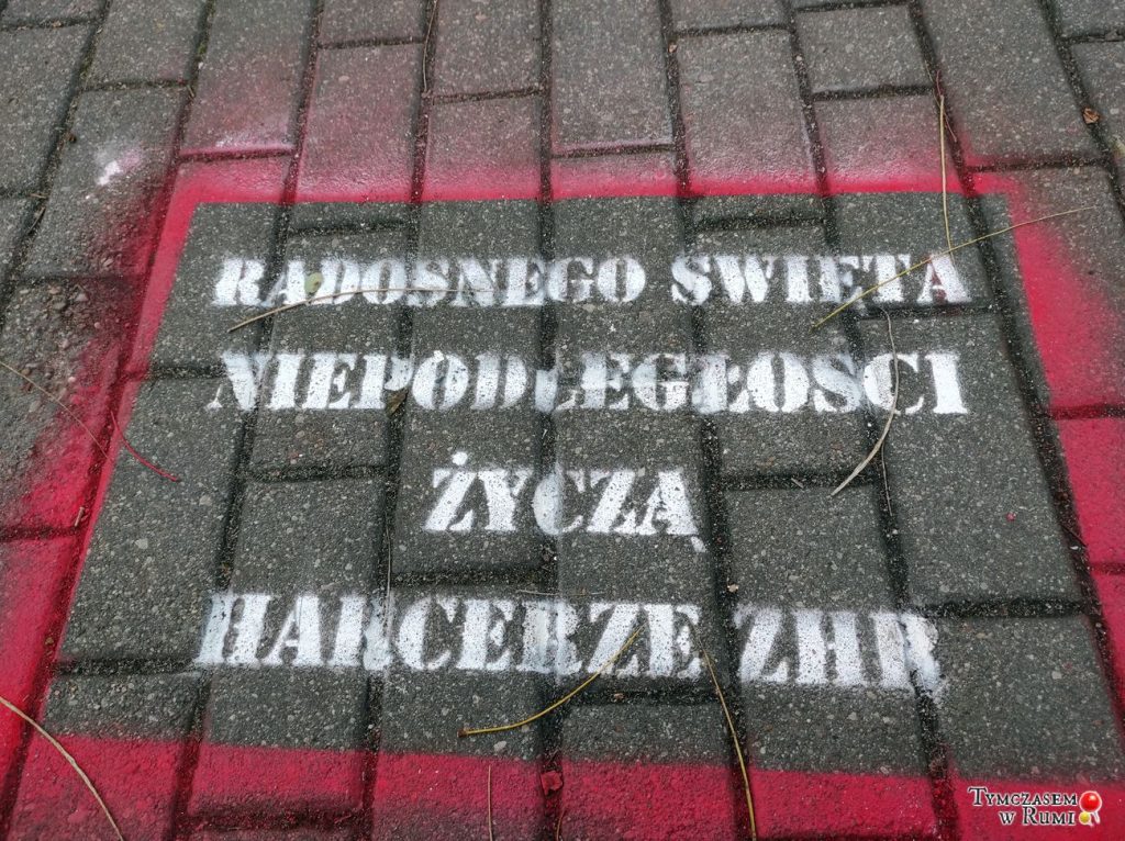 Napis na chodniku w Rumi: "Radosnego Święta Niepodległości życzą harcerze ZHR". (fot. Paweł Jałoszewski)